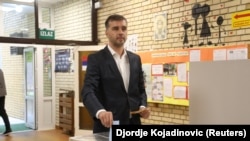 Savo Manojlović, lider opozicionog pokreta "Kreni promeni", glasa na biračkom mestu tokom lokalnih izbora u Beogradu, Srbija, 2. juna 2024.
