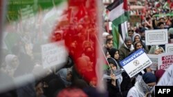 Propalestinski aktivisti i pristalice mašu zastavama i nose plakate tokom Nacionalnog marša za Palestinu u Istanbulu 17. februara 2024.
