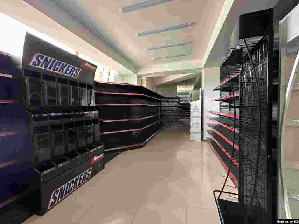 Prazane police supermarketa u Stepanakertu, najvećem gradu Nagorno-Karabaha, 18. juli. Nagorno-Karabah, otcijepljena regija Azerbejdžana koju uglavnom čine Armenci, od decembra 2022. je pod blokadom Bakua. Azerbejdžan je od sredine juna spriječio ulazak robe iz Armenije.