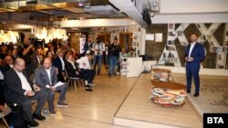 Антон Хекимян на представянето на управленската програма на ГЕРБ за София. На първия ред се виждат Георги Георгиев и Йорданка Фандъкова.