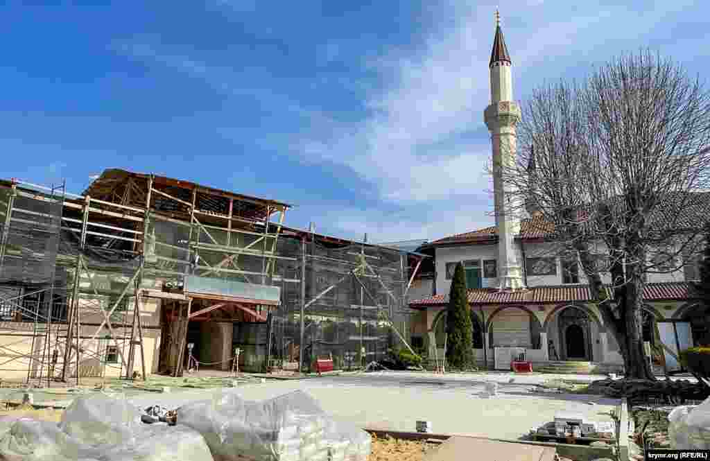 На дворцовой площади перед Большой Ханской мечетью завершают укладку современной тротуарной плитки. То ли еще будет.