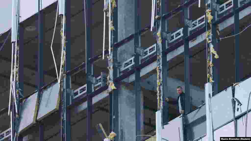 Безбедносните служби истражуваат во погодениот објект, оштетен од, како што се тврди, напад со дронови. Русија тврди дека неутрализирала два украински дрона над Москва, а еден се урнал блиску до Министерството за одбрана во центарот на градот. Нема извештаи за повредени. &nbsp;