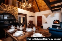 Interiorul unei case de lemn.