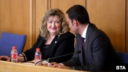 Грети Стефанова замени Борис Бонев като кандидат за председател на общинския съвет от ПП-ДБ и „Спаси София“, но не получи нужната подкрепа. На снимката до нея е кметът Васил Терзиев. 18 декември 2023 г.