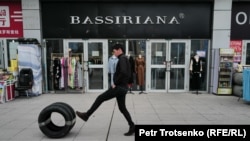 Мужчина катит автомобильную шину в Международном центре приграничного сотрудничества «Хоргос» в Китае. 20 марта 2024 года.