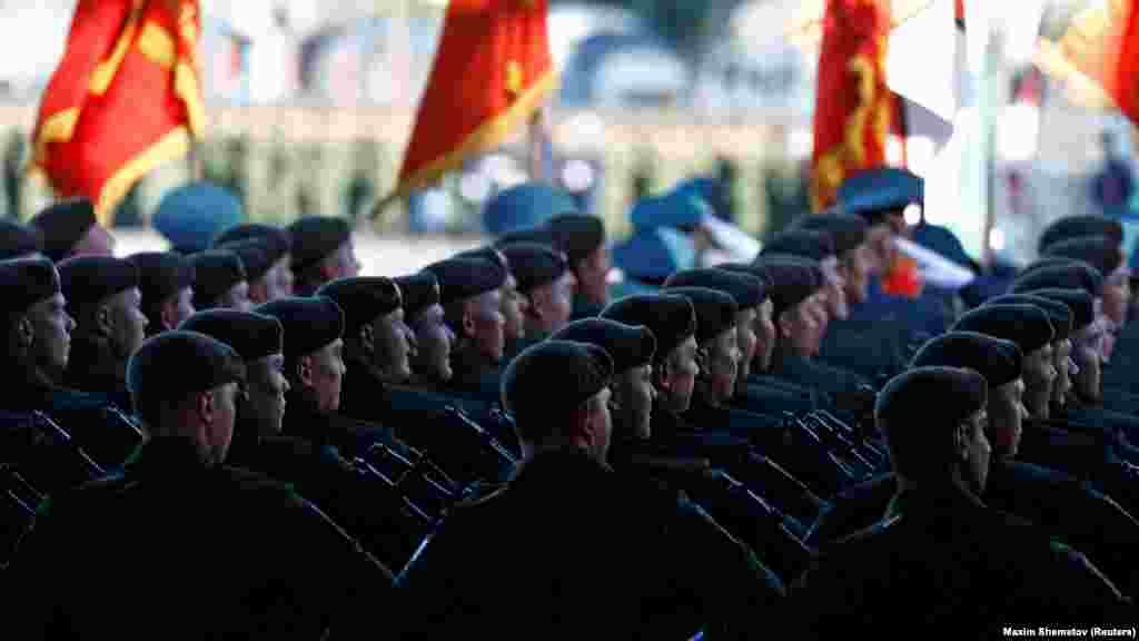 Több ezer ember vett részt az éves oroszországi felvonuláson. A hazaszeretet jelképeként is számontartott ünnepet a politika a közvélemény támogatásának megerősítésére használja