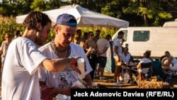 The Balls Brothers довършват своя дюнер кебап в берлински стил с тестиси.