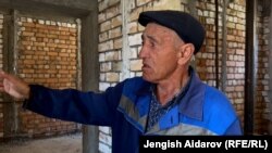 Исабек Тогонов рассказывает о своем пока недостроенном доме, 31 марта 2023 г.