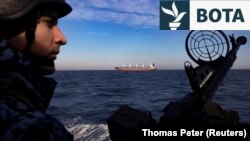 Një roje bregdetare ukrainase gjatë patrullimit në Detin e Zi në shkurt të vitit 2024. 