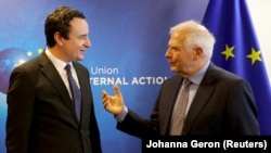 Косовскиот премиер Албин Курти ( лево) и високиот претставник за надворешна политика на ЕУ Жозеп Борел 