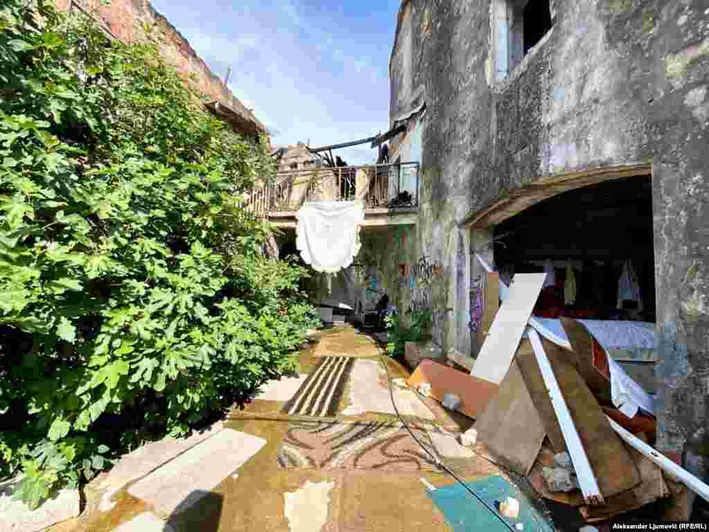 Za nepokretno kulturno dobro proglašen je 1979. godine. Decenijama je u lošem stanju.