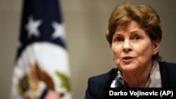 Србија - Американскиот сенатор Џин Шахин зборува за време на прес-конференција во амбасадата на САД во Белград, Србија, 19, 2022 година