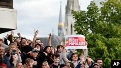 Луѓе ги очекуваат резултатите од вториот круг од парламентарните избори во Нант, западна Франција, 7 јули 2024 година.