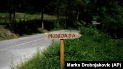 Табела указва пътя към фестивала, чието име значи "фестивал на мърдеците"