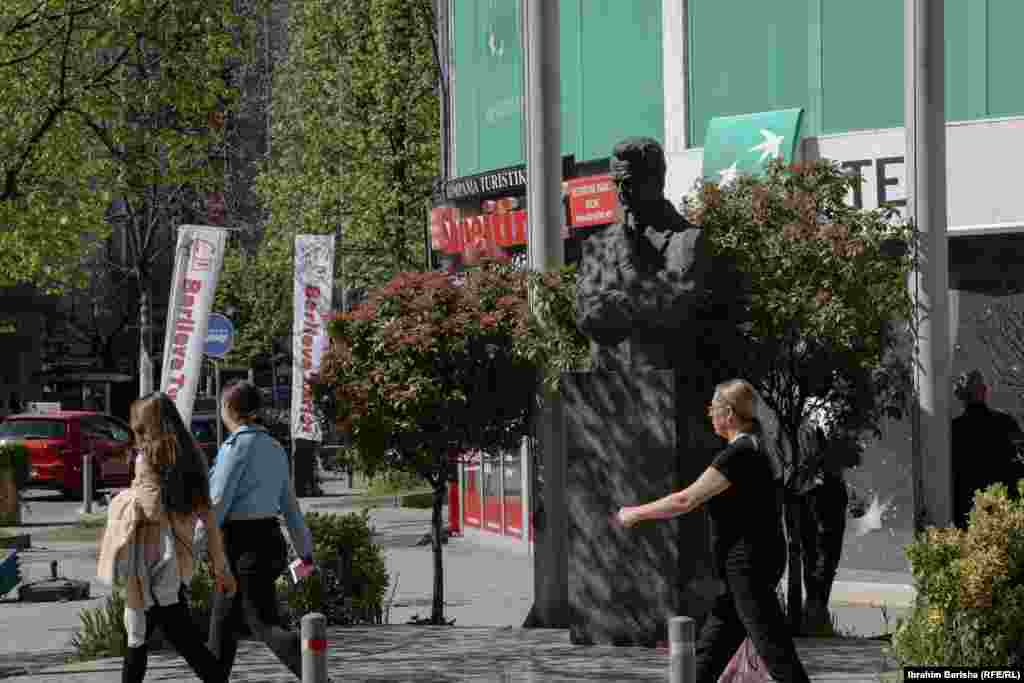 Një bust që mund të mos bie shumë në sy për shkak të vendit ku është vendosur, në lagjen Dardania në Prishtinë, është ai i ish-senatorit amerikan, Bob Dole.&nbsp;Por, çfarë bie në sy në skulpturë është gishti në fytyrën e Dole.