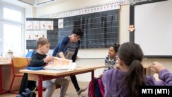 Diákok a felzárkóztató órán a Nyíregyházi Arany János Gimnázium, Általános Iskola és Kollégium tantermében 2020. június 2-án (képünk illusztráció)
