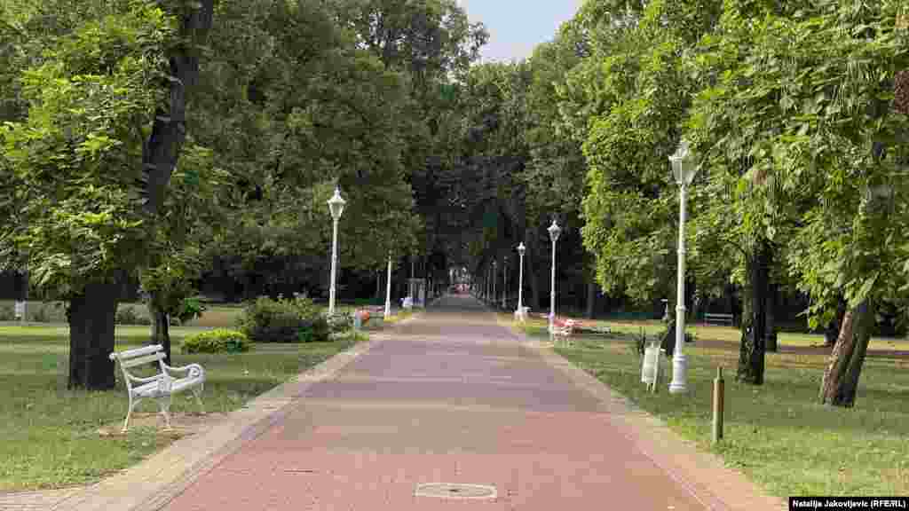 Od Vodotornja vodi put ravan kao strela prema Velikoj terasi, a oba objekta, delo su budimpeštanskog arhitektonskog dvojca koji je svoj potencijal dokazao u Subotici početkom 20. veka - Marcela Komora i Dežea Jakaba, projektanata jednog od graditeljskih čuda Srbije - Gradske kuće Subotica.