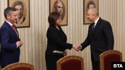 Корнелия Нинова и Криастиан Вигенин от БСП на консултация за съставяне на правителство с президента Румен Радев, 21 април 2023 г.