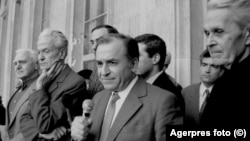 Președintele Ion Iliescu către manifestanții care protestau față de transformarea FSN (la guvernare după Revoluție) în partid politic. FSN să organizeze neutru alegerile, dacă vrem pluralism, spuneau Corneliu Coposu/ PNȚ, S. Cunescu (PSD istoric), Ion Rațiu (PNȚ). 28.01.1990.