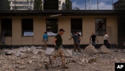 Rašišćavanje oštećene vladine zgrade u Kijevu, 2. avgust 2023.