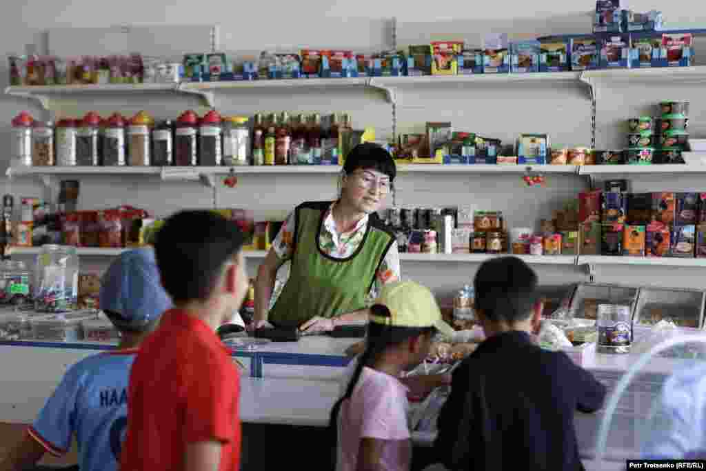 Prodavnica u Sajhinu. Uprkos blizini Rusije, roba u prodavnicama u Sajhinu se uglavnom proizvodi u Kazahstanu. Prodavci kažu da su pre pandemije nabavljali robu iz Volgograda, ruskog grada udaljenog oko 250 kilometara, ali da su cene ruske robe porasle kada je postalo teže preći granicu. Sada se snabdevaju u kazahstanskom gradu Oral. Meštani putuju u glavni grad regiona samo kada je to apsolutno neophodno, pošto do Orala treba ići 550 kilometara užasnim putevima.