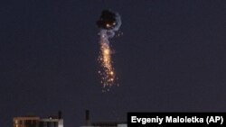 Снимката е илюстративна. На нея се вижда как украинската противовъздушна отбрана прихваща дрон "Шахед" във въздуха по време на руска атака срещу Киев на 30 май 2023 г.