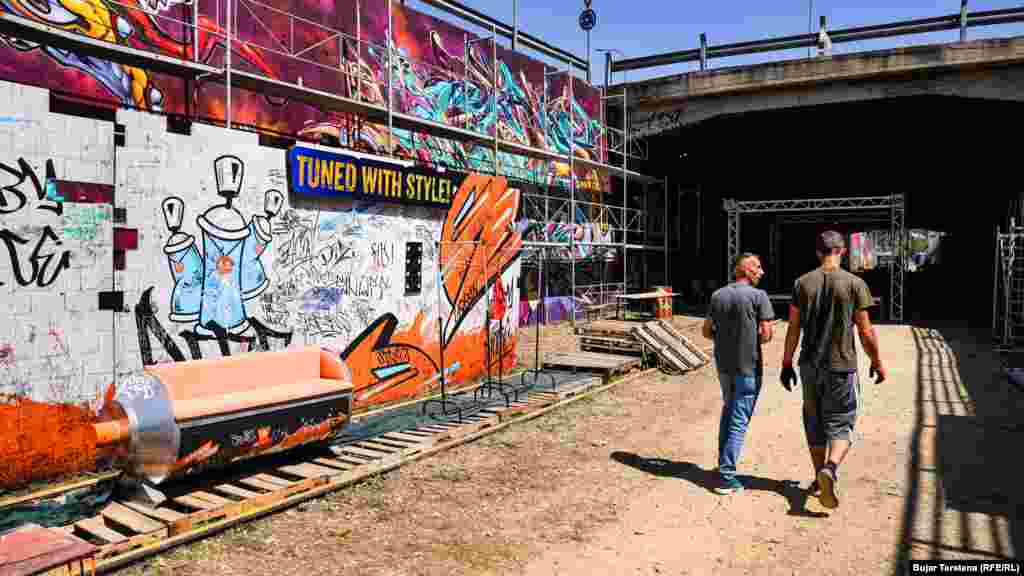 Međunarodni festival &quot;Meeting Of Stiles&quot; (MOS) je međunarodna mreža grafiti umetnika i poštovalaca, koja je počela u Nemačkoj 2002. godine. U prvom izdanju na Kosovu je dobila titulu &quot;Najbolje prvo izdanje&quot;.