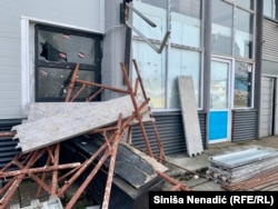 "Huligani srećom nisu ušli unutra", kaže za RSE Vesna Malešević, iz UNSA "Geto".