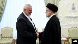 Иранският президент Ебрахим Раиси (вдясно) посреща лидера на палестинската групировка Хамас Исмаил Хания в Техеран, 20 юни 2023 г.