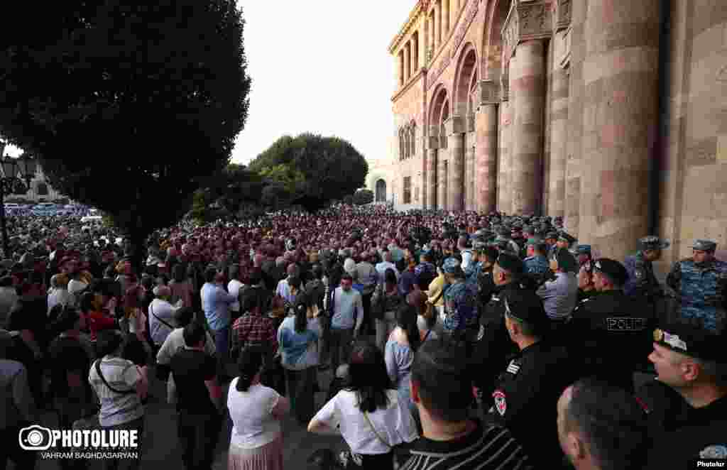 Etnički jermenski lideri Nagorno-Karabaha bili su prinuđeni da pristanu na Bakuove uslove za prekid vatre koja je počela 19. septembra jer su azerbejdžanske snage naoružane artiljerijom i bespilotnim letjelicama brojnije i bolje snadbjevene,&nbsp;a ruski mirovnjaci su bili nespremni da djeluju. jer su azerbejdžanske snage naoružane artiljerijom i bespilotnim letjelicama brojnice i bolje snadbjevene. &nbsp;