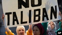 Жени протестират пред Сградата на парламента в Лондон на втората годишнина от превземането на Афганистан от талибаните. Протестът е в знак на солидарност с народа на Афганистан. Вторник, 15 август 2023 г.