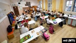 A 6/c osztály tanulói a dunaharaszti II. Rákóczi Ferenc Általános Iskolában a tanévnyitó napján, 2018. szeptember 3-án