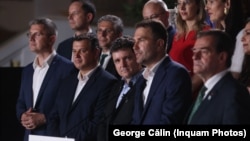 Liderii Alianței Dreapta Unită în seara alegerilor. Singurul victorios este Nicușor Dan, care a câștigat ca independent Primăria București. Ar putea fi ultima poză de familie, deoarece rezultatul în alegeri a fost prost, iar ADU ar putea să nu mai existe.