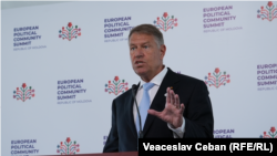 Klaus Iohannis, vorbind la o conferință de presă în marginea summit-ului Comunității Politice Europene de la Castel Mimi, în apropierea Chișinăului, pe 1 iunie 2023 