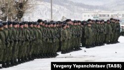 Militarii ruși la o ceremonie care marchează sfârșitul unui antrenament de luptă pentru cei mobilizați la un centru de antranament al Districtului Militar de Est pe 31 octombrie