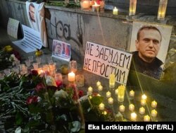 ბათუმი. 16 თებერვალი. ოპოზიციონერი ლიდერის, ალექსეი ნავალნის გარდაცვალების შემდეგ, რუსეთის მოქალაქეები ბათუმში შეიკრიბნენ.