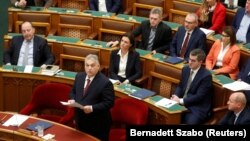 Унгарският премиер Виктор Орбан говори пред депутатите през ноември тази година. 