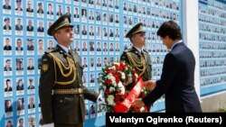 Трудо им оддаде почит на меморијалниот центар во центарот на Киев на украинските војници кои беа убиени во борбите со проруските сили од 2014 година (Киев, 10 јуни 2023)