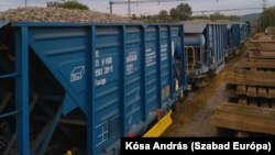 Bazaltzúzalékkal teli vagonok, ameddig a szem ellát