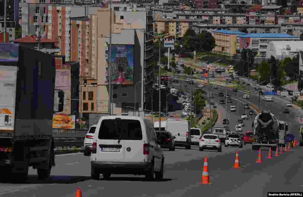 Prishtinë 13 qershor 1999: Një tank i rëndë i ushtrisë britanike i njohur me emërtimin &ldquo;Challenger&rdquo;, shihet në lagjen Veternik të Prishtinës, një ditë pas arritjes së trupave britanike në kryeqytetin e Kosovës, Prishtinë. Trupat e NATO-s nisën të marrin kontrollin e Prishtinës pas tërheqjes së trupave të ushtrisë dhe policisë së Serbisë. &nbsp; 5 qershor 2024: Kjo rrugë ka ndryshuar krejtësisht. Përveçse është zgjeruar rruga, janë ndërtuar qindra objekte afariste dhe banimi. Megjithatë, rruga dhe lagjja janë lehtësisht të identifikueshme për shkak se disa objekte në sfond vazhdojnë të jenë ende aty. 