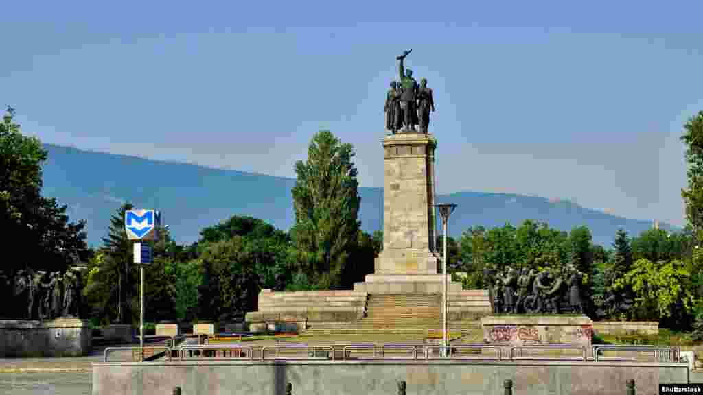 Съветският паметник през 2011 г. В централната му част е постамент с височина 37 метра, върху който е поставен руски войник, вдигнал шмайзер, докато е обграден от цивилни. В подножието на постамента има няколко други композиции на военна тематика. От демократичните промени след 1989 г. мястото около монумента привлича младежи, които карат скейтборд и колела. В близост до него от години е поставена рампа и уреди за трикове. На годишнини, чествани по време на бившия комунистически режим, там традиционно се събират проруски и крайнолеви политици и активисти. През последното десетилетие паметникът нееднократно стана обект на посегателства в знак на протест срещу политиката на Москва.