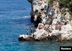 Asigurarea de sănătate acoperă numai urgențele medicale. În funcție de firma unde se încheie, destinația aleasă, vârstă asiguratului și numărul de zile petrecut, prețul diferă. Totuși, un preț mediu pentru o asigurare ar fi de 75-90 de lei.