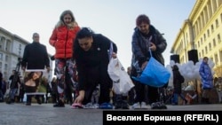 Майката на Даная - Ани Стоянова (в средата), оставя детски обувки по време на протеста пред Министерския съвет миналия петък.