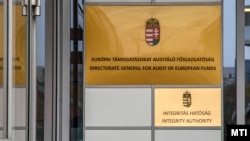 Az Integritás Hatóság cégtáblája Budapesten, a Bartók Béla úton 2022. november 28-án