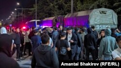 Собравшиеся в Бишкеке в ночь на 18 мая. 