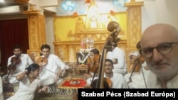 Rozs Tamás zenész, zeneszerző nyolc hónapot tölt tanulással és tanítással Indiában, Púné városában, amelyet a kelet Oxfordjaként is emlegetnek