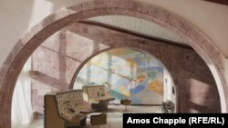 Художествени произведения по стените на контролната зала на телескопа