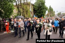 Membri și simpatizanți ai Partidului Șor în drum spre Complexul Memorial „Eternitate”.
