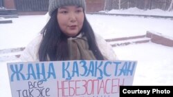 Активистка Анель Алигазина проводит в Костанае пикет за проведение марша 8 марта. Фото предоставил Сергей Зинченко