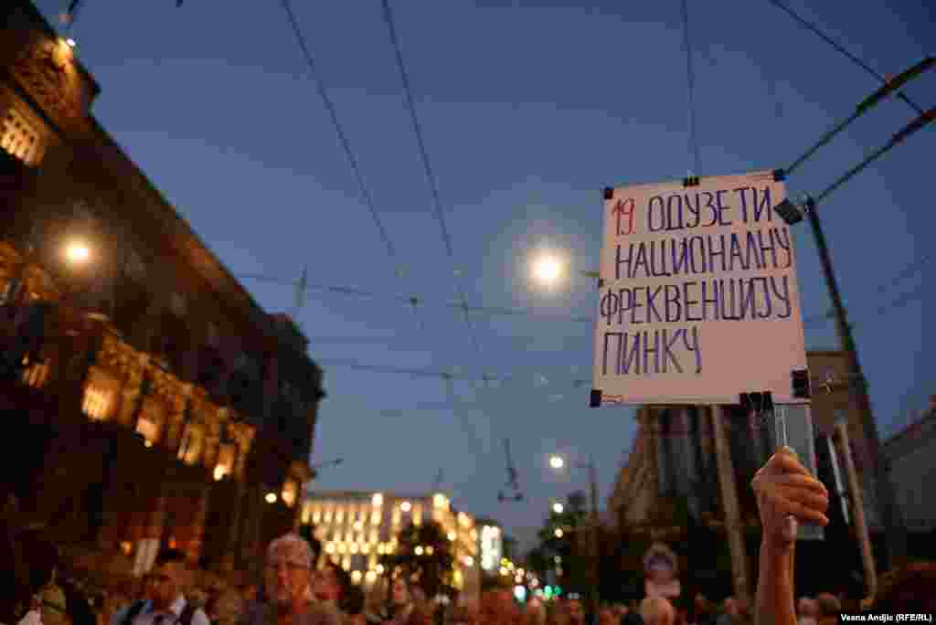 Zahteva se i gašenje tabloida koji propagiraju nasilje i krše novinarski kodeks, ukidanje rijaliti programa i oduzimanje nacionalnih frekvencija televizijama Pink i Hepi (Happy), uz ocenu da te televizije promovišu nasilje.